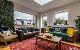 Carlton Hill House - 5 Bedroom House With Parking